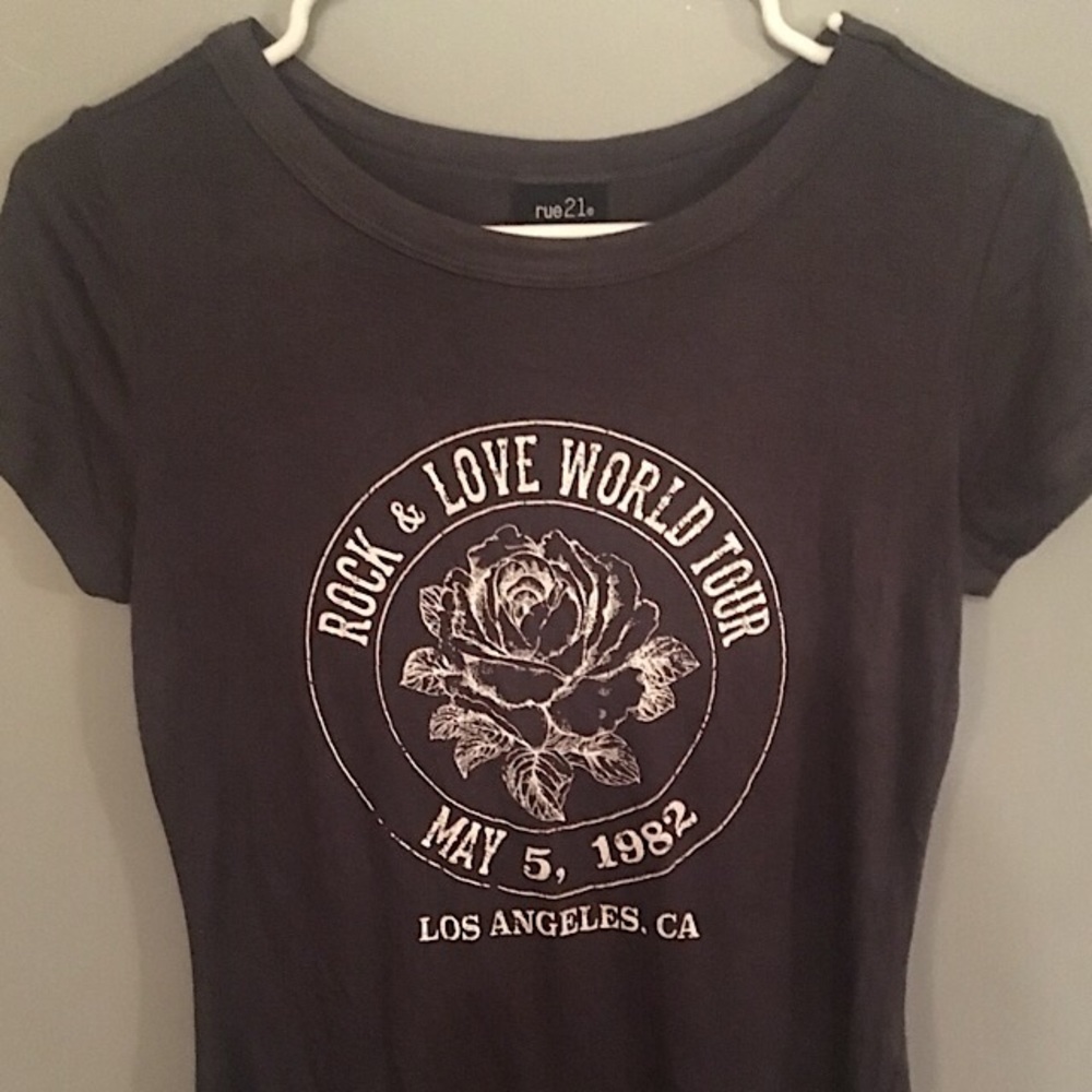 Cute t-shirt, slimming cut!
